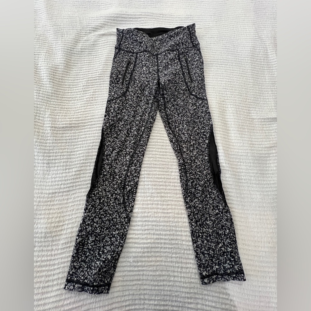 Lululemon Mesh 7/8  Pant Black and White Patterned Leggings Size 6
